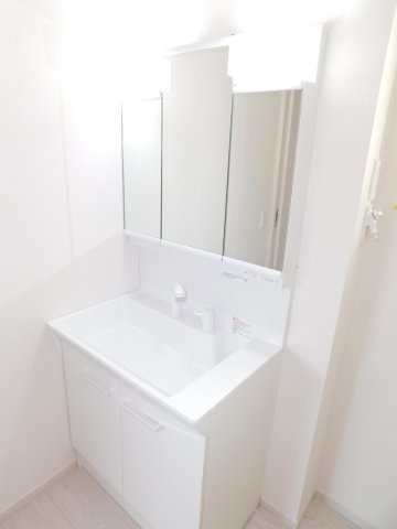 名古屋市中川区打中２丁目の新築一戸建の独立洗面台|◇洗面脱衣室◇　　三面鏡シャンプードレッサー♪