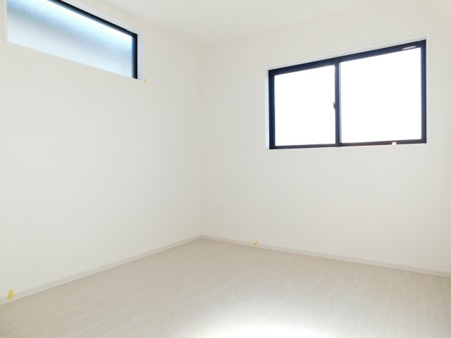 名古屋市中川区打中２丁目の新築一戸建の洋室|◇洋室◇　　南面を含む２面採光で明るい洋室５．２帖　収納完備！　