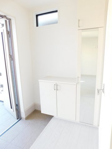 名古屋市中川区打中２丁目の新築一戸建の玄関|◇玄関収納◇　　家族の履物がしっかり収納できるミラー付玄関収納♪　