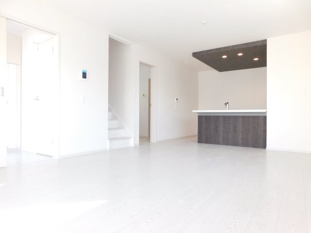 名古屋市中川区打中２丁目の新築一戸建の居間・リビング|◇リビング◇　　２面採光で明るいリビング１７．０帖　おしゃれな折下天井のフラットキッチン♪