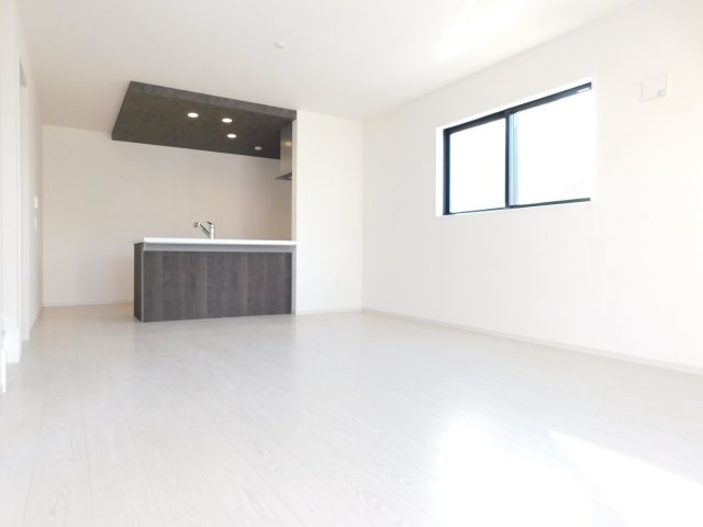 名古屋市中川区打中２丁目の新築一戸建の居間・リビング|◇リビング◇　　２面採光で明るいリビング１７．０帖　大きな窓から採光が差し込む開放的な空間♪