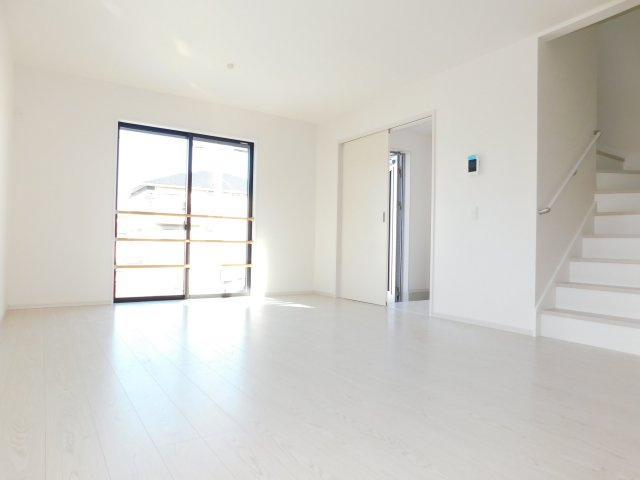 名古屋市中川区打中２丁目の新築一戸建の居間・リビング|◇リビング◇　　２面採光で明るいリビング１７．０帖　リビング階段で自然と家族とのコミュニケーションが増えます♪