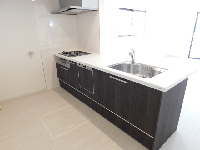 名古屋市中川区打中２丁目の新築一戸建のキッチン|◇キッチン◇　　人気の対面式・人造大理石カウンターキッチン・食洗機・浄水器一体型水栓・静音仕様シンク・薄型換気扇・Ｓｉセンサーコンロ（３口）・床下収納庫