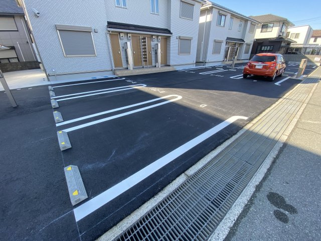 グランボナールB棟の駐車場