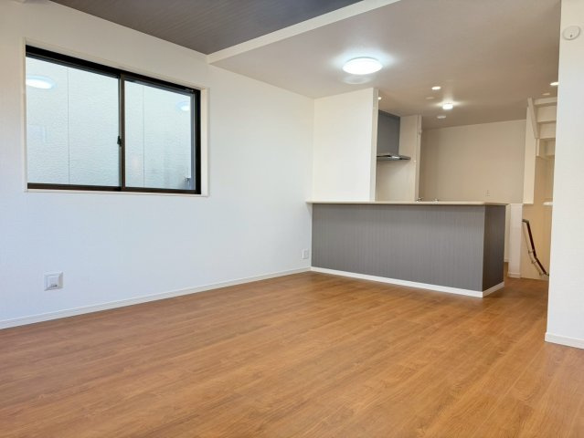 川口市三ツ和3丁目　新築一戸建て　1号棟の居間・リビング|こちらのリビングで趣味の時間をお楽しみください