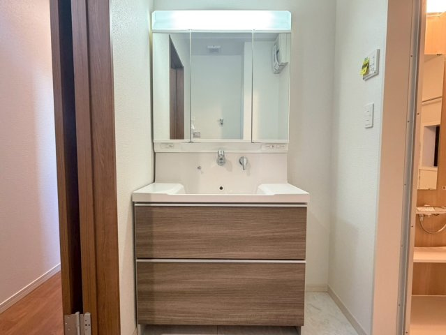 川口市三ツ和3丁目　新築一戸建て　1号棟の独立洗面台|独立洗面台、小物を置くことができて便利です