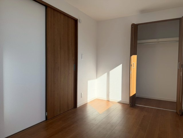 川口市三ツ和3丁目　新築一戸建て　1号棟の寝室|落ち着いた色調の寝室です