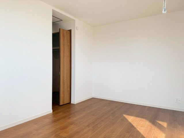 川口市三ツ和3丁目　新築一戸建て　1号棟の寝室|開放的な寝室です