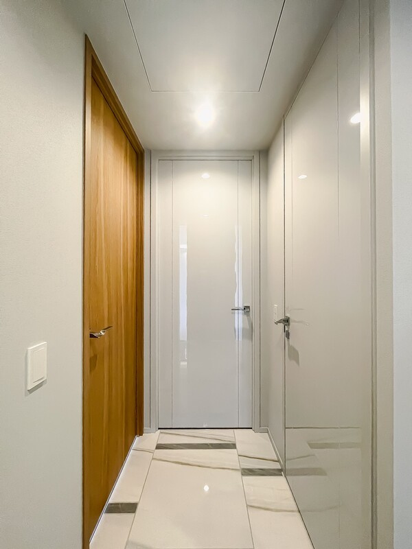 港区三田１丁目の賃貸マンションの玄関