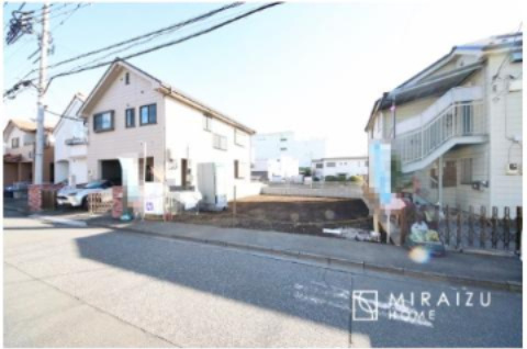 【外観】 | 陽当たりが心地の良いリビング空間です。日中はカーテンを開けて自然な光を取り込みリラックスして過ごしたいですね、照明器具もセンスの良いものを使いたいですね。
