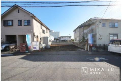 【前面道路含む現地写真】 | 大きな窓が特徴の南向きリビングでは、太陽光も沢山取り込むことが出来てお家の中にいても日光浴が可能ですね、開放的な空間です。インテリア選びも楽しそう、ご家族様で相談しながらインテリア配置も楽しみたいです