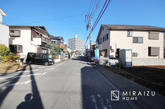【前面道路含む現地写真】 | 洗練されたキッチンでは毎日の家事を少しでも楽に快適に工夫したいですね、大きいシンクではお皿洗いもストレスフリー、3口コンロでは要領よくお料理も可能です。レンジフードもお掃除がしやすい設計が嬉しい。
