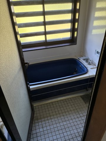 川西町上小松　二階建て中古住宅の浴室