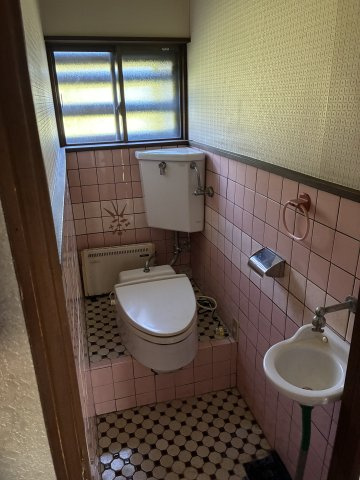 川西町上小松　二階建て中古住宅のトイレ|１階