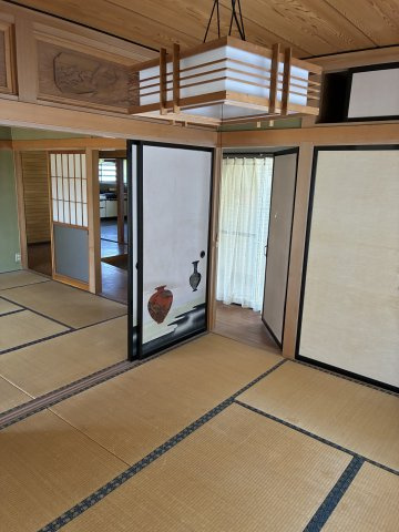 川西町上小松　二階建て中古住宅の和室