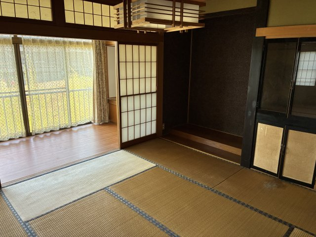 川西町上小松　二階建て中古住宅の和室