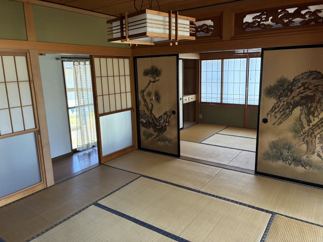 川西町上小松　二階建て中古住宅の和室