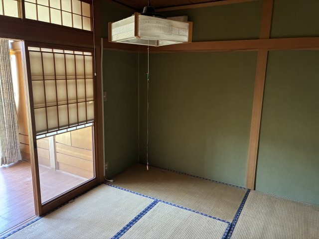 川西町上小松　二階建て中古住宅の和室