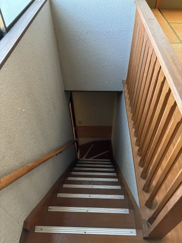 川西町上小松　二階建て中古住宅のその他|階段