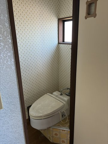 川西町上小松　二階建て中古住宅のトイレ|２階