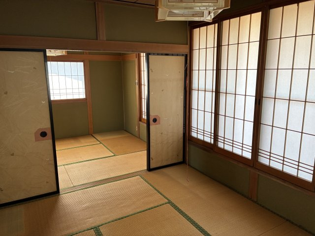 川西町上小松　二階建て中古住宅の和室|２階