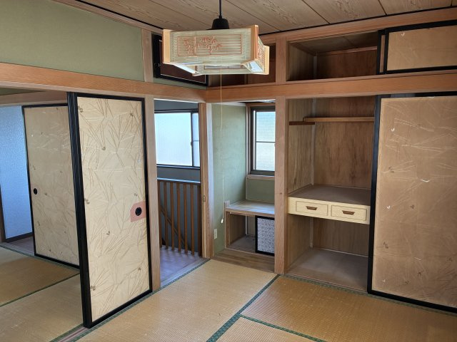 川西町上小松　二階建て中古住宅の和室|２階