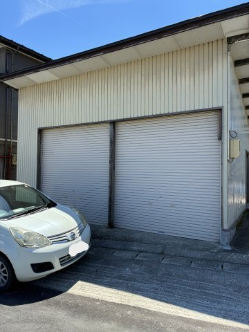 川西町上小松　二階建て中古住宅のその他|車庫
