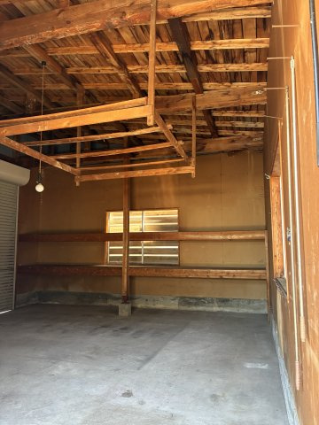川西町上小松　二階建て中古住宅のその他|車庫内部