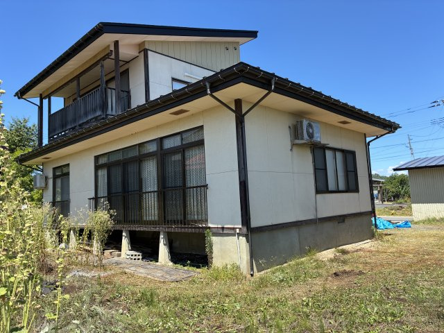 川西町上小松　二階建て中古住宅の外観