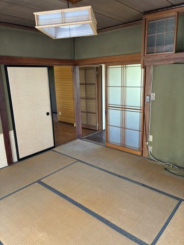 川西町上小松　二階建て中古住宅の和室