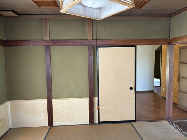 川西町上小松　二階建て中古住宅の和室
