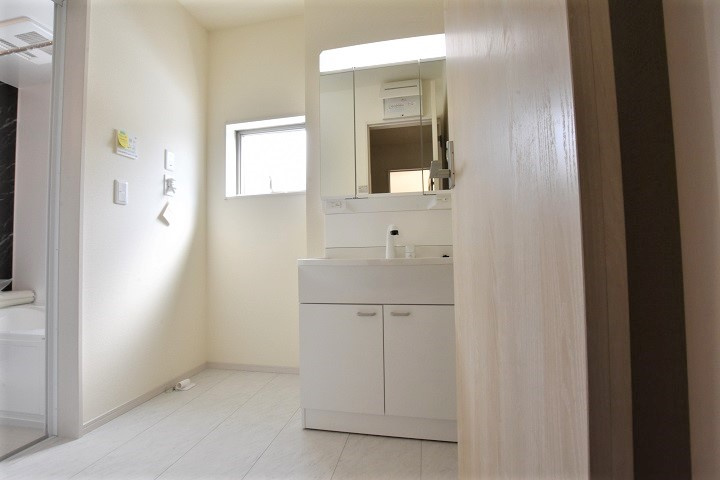 【平中神谷第8】限定1棟　※期間限定キャンペーン開催※　新築建売住宅の独立洗面台|同施工◆洗面所の写真です◆　洗面台は朝をすっきりさせてくれる空間としては大切な空間です。バタバタしている忙しい朝でも収納が多い洗面台では短い時間で効率良く支度ができます。