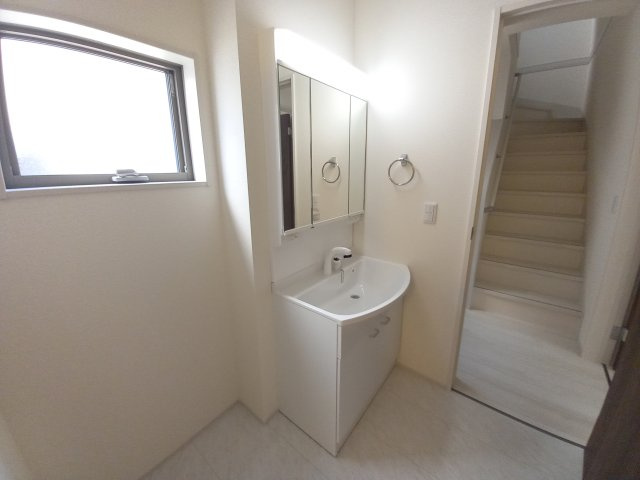 【平中神谷第8】限定1棟　※期間限定キャンペーン開催※　新築建売住宅の独立洗面台|◆洗面所の写真です◆　洗面台は朝をすっきりさせてくれる空間としては大切な空間です。バタバタしている忙しい朝でも収納が多い洗面台では短い時間で効率良く支度ができます。

