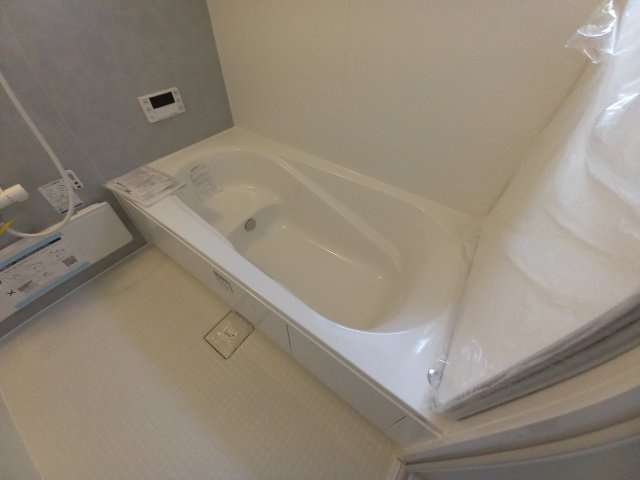 【平中神谷第8】限定1棟　※期間限定キャンペーン開催※　新築建売住宅の浴室|同施工◆ユニットバスの写真です◆　バリアフリー設計なので、小さなお子様からご年配の方まで安心して入浴することができます。　ご家族それぞれの生活リズムに合わせて、いつでも温かいお風呂に入れます。