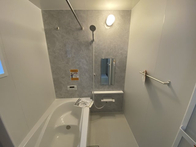 【平中神谷第8】限定1棟　※期間限定キャンペーン開催※　新築建売住宅の浴室|同施工　◆ユニットバスの写真です◆　バリアフリー設計なので、小さなお子様からご年配の方まで安心して入浴することができます。　ご家族それぞれの生活リズムに合わせて、いつでも温かいお風呂に入れます。

