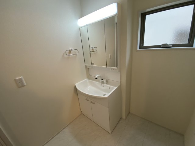 【平中神谷第8】限定1棟　※期間限定キャンペーン開催※　新築建売住宅の独立洗面台|同施工　◆洗面所の写真です◆　洗面台は朝をすっきりさせてくれる空間としては大切な空間です。バタバタしている忙しい朝でも収納が多い洗面台では短い時間で効率良く支度ができます。

