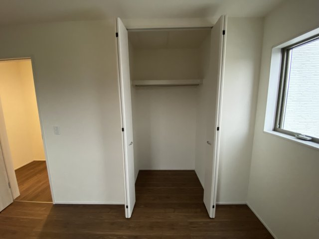 【平中神谷第8】限定1棟　※期間限定キャンペーン開催※　新築建売住宅の収納|同施工　◆収納スペースの写真です◆　衣類やカバンなどたっぷりと収納可能です！生活感のあるものを隠して置けるからお部屋をスッキリと見せやすいです。

