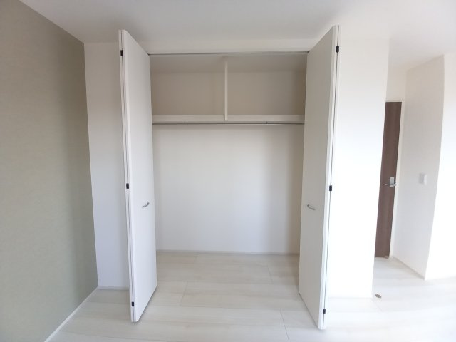 【平中神谷第8】限定1棟　※期間限定キャンペーン開催※　新築建売住宅の収納|同施工　◆収納スペースの写真です◆　十分な広さがあるので収納には困りませんね♪　お手持ちの衣類ケースなども置ける大空間で、寝室がスッキリ使えます。