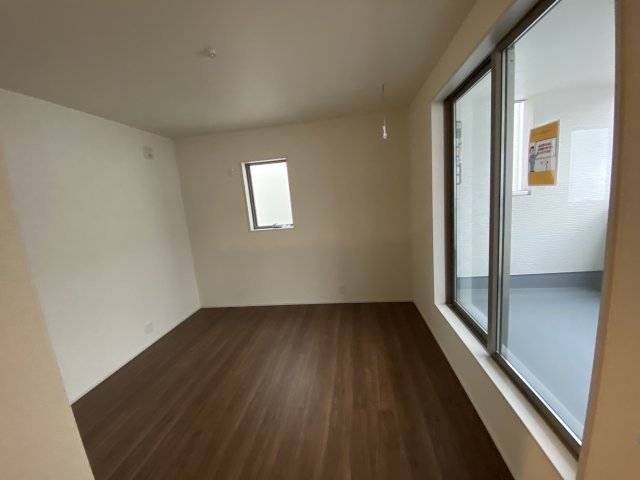 【平中神谷第8】限定1棟　※期間限定キャンペーン開催※　新築建売住宅の内装|同施工◆居室の写真です◆　日当たり良好の居室は気持ちが良いですね。　家族構成によって色んなアレンジを加えられます♪それぞれにプライベートなスペースを持ち、子どもたちの成長も見守ることができますね。
