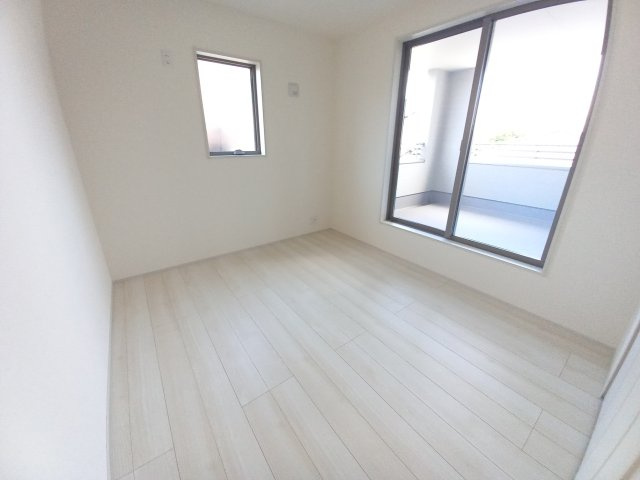 【平中神谷第8】限定1棟　※期間限定キャンペーン開催※　新築建売住宅の洋室|同施工　◆居室の写真です◆　充分な広さの収納を備え、採光良好な洋室は、快適空間。プライベートの時間もゆったりお寛ぎ頂けそうです。

