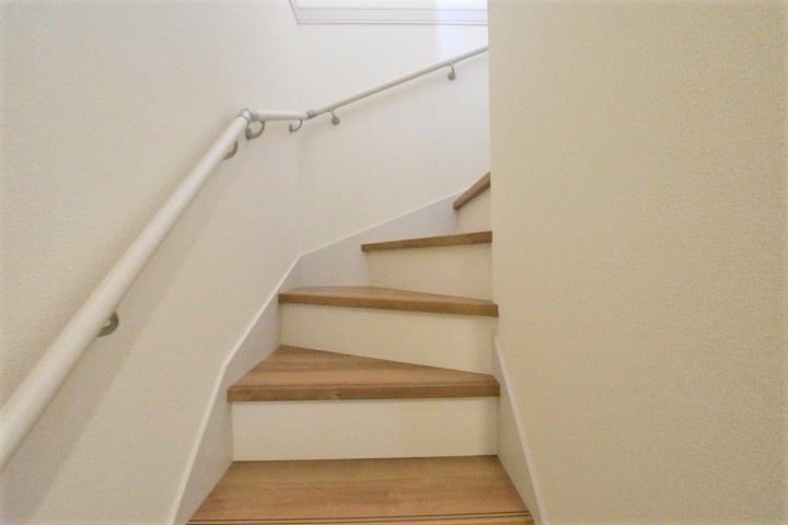 【平中神谷第8】限定1棟　※期間限定キャンペーン開催※　新築建売住宅の内装|同施工　◆階段の写真です◆　
階段は家族がほぼ毎日通る動線の為、安全上の配慮が必要です！
階段は手すり付きなので、小さなお子様からご年配の方まで安心ですね♪



