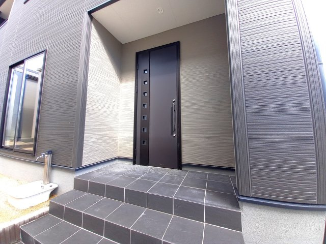 【平中神谷第8】限定1棟　※期間限定キャンペーン開催※　新築建売住宅の玄関|同施工　　◆玄関の写真です◆
お洒落な玄関は気分が良いですね♪広々とした玄関になっております。　ご両親やお友達が来ても、靴の置き場に困ることはありません。収納力たっぷりで、整理整頓も楽ちんですね。

