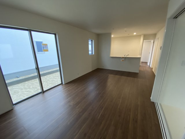 【平中神谷第8】限定1棟　※期間限定キャンペーン開催※　新築建売住宅の居間・リビング|同施工◆リビング写真です◆木の温もりがやさしいフローリングは安らぎをもたらすプライベート空間♪大きな窓のあるリビングは、陽光あふれる明るく居心地も良くご家族皆がゆったり寛げる憩いの空間となりそうです
