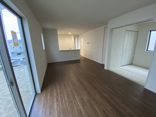 【平中神谷第8】限定1棟　※期間限定キャンペーン開催※　新築建売住宅の居間・リビング|同施工　◆リビングの写真です◆　ホームパーティーも盛り上がりそうなおしゃれなリビング♪　広いリビングで快適に、ゆったりと過ごせますね♪