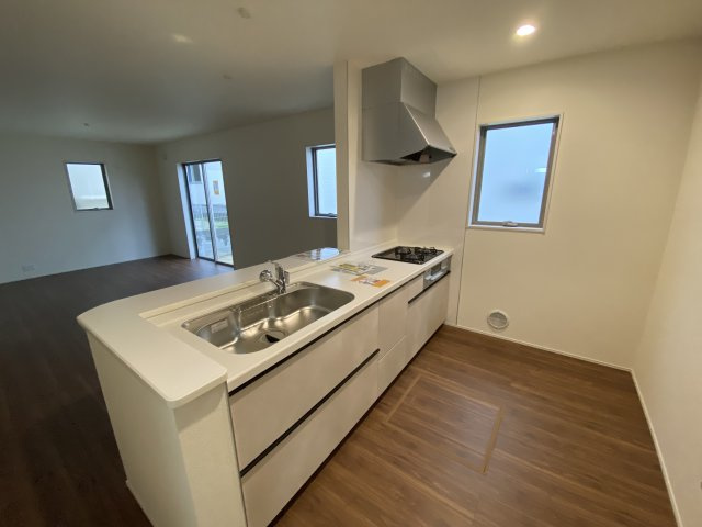 【平中神谷第8】限定1棟　※期間限定キャンペーン開催※　新築建売住宅のキッチン|同施工　◆キッチンの写真です◆　デザイン性と機能性を兼ね備えたキッチンです。　収納力も大満足◎　対面式キッチンは、家族の会話が途切れませんね♪


