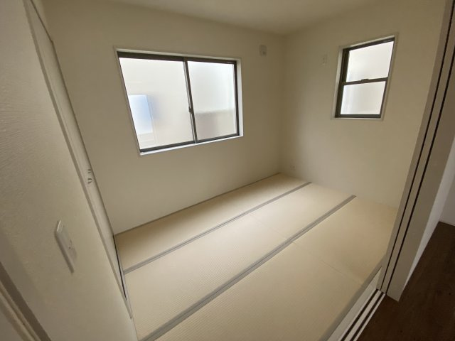 【平中神谷第8】限定1棟　※期間限定キャンペーン開催※　新築建売住宅の和室|同施工　◆和室の写真です◆　お泊りに来た親戚や来客時、ちょっと横になりたい時にあると便利です♪　和の雰囲気が心を落ち着かせてくれますね♪
