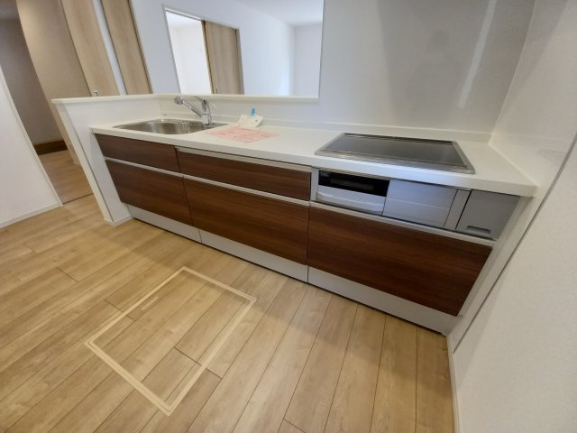 【佐糠町東　3期　こだわりの限定１棟♪】　☆住宅ローンに自信があります☆　のキッチン|同施工◆ＩＨクッキングヒーターの写真です◆
ＩＨクッキングヒーターは、火を使わないので消し忘れによる事故がなく安全ですね♪　また、IHはフラットだから調理後にサッと拭けてお手入れ簡単です♪