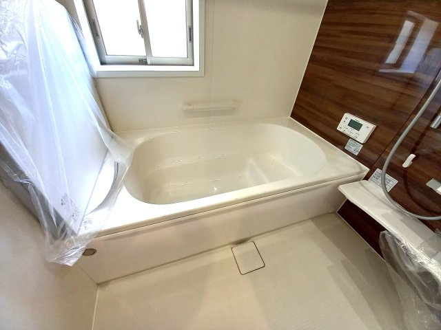 【佐糠町東　3期　こだわりの限定１棟♪】　☆住宅ローンに自信があります☆　の浴室|◆同施工　ユニットバスの写真です◆　一日の疲れを癒してくれそうですね♪
浴室は汚れにくくお掃除のしやすい工夫が凝らされています。
億劫な日々のお掃除もラクラクにしてくれます。