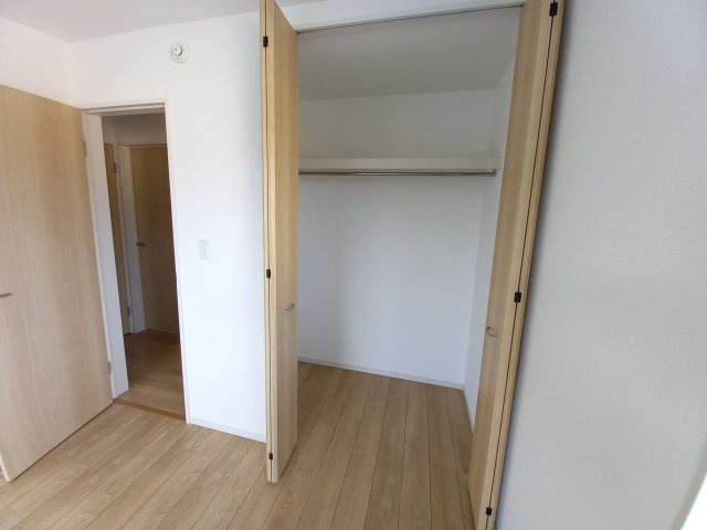 【佐糠町東　3期　こだわりの限定１棟♪】　☆住宅ローンに自信があります☆　の収納|同施工◆収納スペースの写真です◆　十分な広さがあるので収納には困りませんね♪　お手持ちの衣類ケースなども置ける大空間で、寝室がスッキリ使えます。