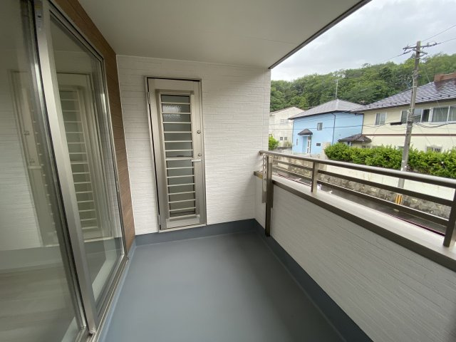【佐糠町東　3期　こだわりの限定１棟♪】　☆住宅ローンに自信があります☆　のバルコニー|同施工◆バルコニーの写真です◆明るく風通しの良い空間です。バルコニーには二部屋から出入りできます♪たくさん干せてよく乾き、いつもふかふかの洗濯物！心地よい日差しやさわやかな風を感じることができます
